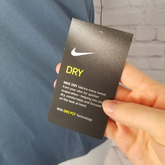 Nike|NWT Run Gray Holographic Logo Mesh Back Tank - Picture 5 of 8